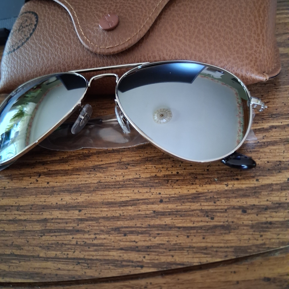 Ray Ban Aviators Polishes Silver Frame With Silver Mirror Lenses. RB3025 58mm